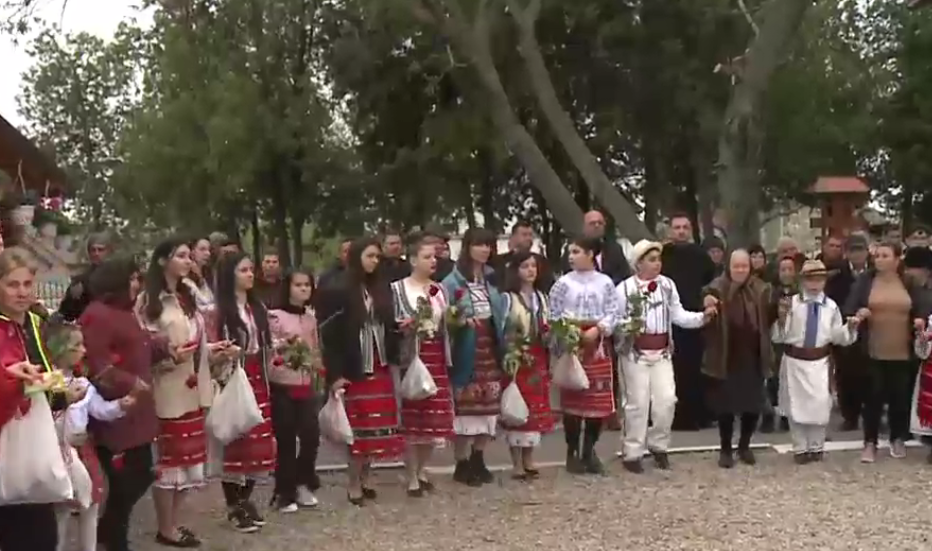 VIDEO. Tradiție ieșită din comun, în a doua zi de Paște: „Hora de pomană” în cimitir