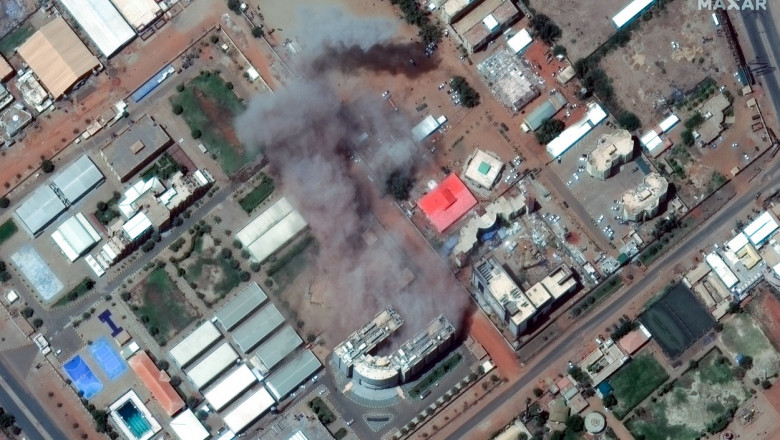 Imagine din satelit arată fumul care iese dintr-o clădire avariată în luptele din Khartoum, Sudan, pe 17 aprilie 2023.