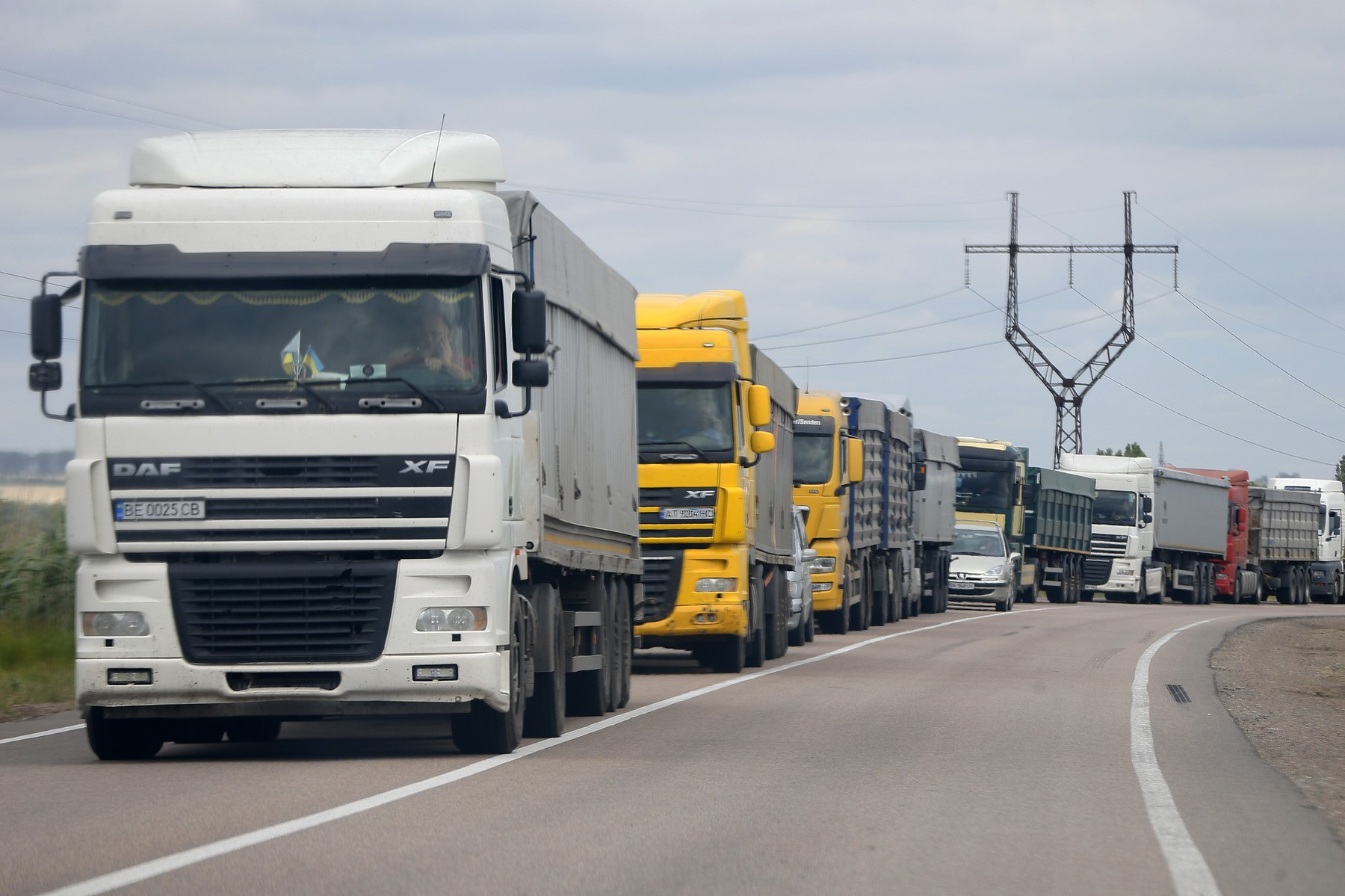 Imagini cu coada kilometrică de camioane cu cereale, de la granița dintre Ucraina și Polonia. Șoferii ucraineni stau pe loc de 3 zile