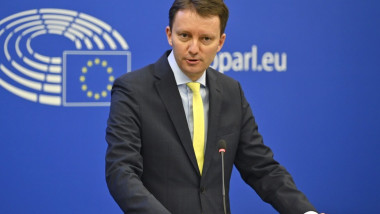 Europarlamentarul Siegfried Muresan susține o conferință de presă la sediul Parlamentului European de la Strasbourg, pe 6 aprilie 2022.