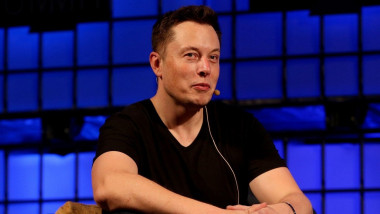 Elon Musk vorbește în timpul unei conferințe pe 31 octombrie 2013.