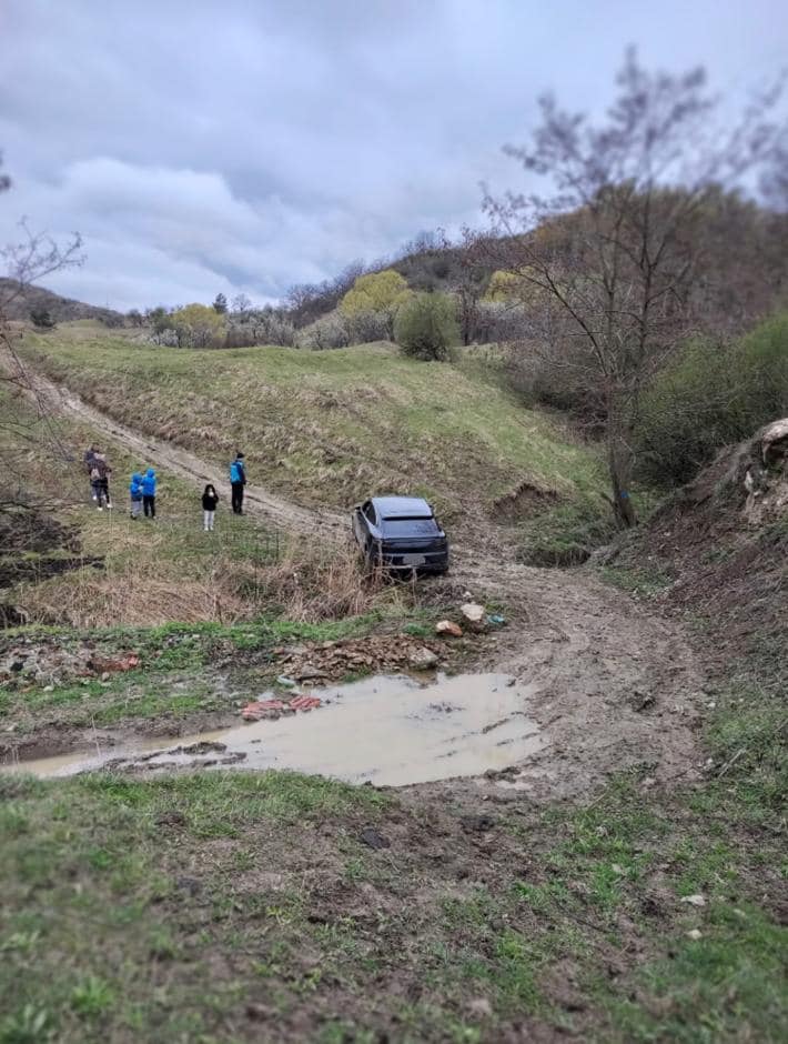 Un bucureștean și-a urcat familia într-un Porsche, iar pe un drum forestier din Buzău a rămas blocat în noroi