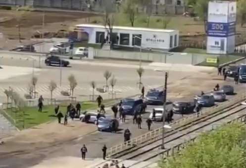 Bătăi în stradă înaintea meciului Steaua-Dinamo. Suporterii se aleargă cu bâte lângă stadion