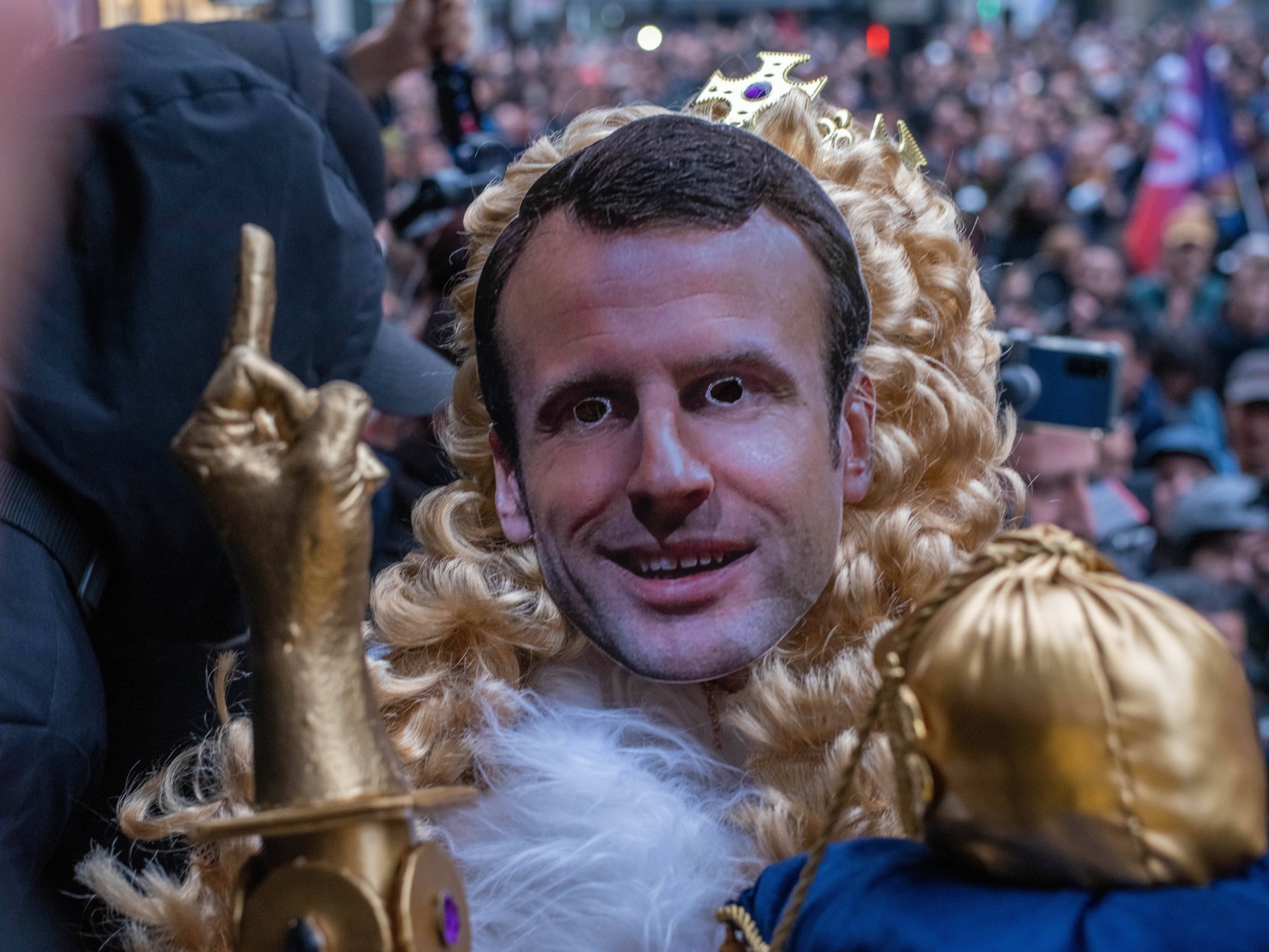 Macron a încercat în 13 minute să îi împace pe francezi și le-a promis un plan pe 100 de zile. Reacția a fost altfel decât s-a așteptat