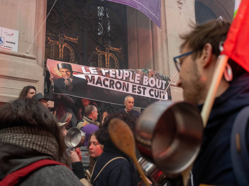 Paris : Pan-banging protest during French President Emmanuel Macron’s televised address to the nation