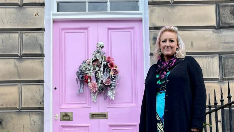 Miranda Dickson, o femeie din Scoția, fotografiată lângă ușa casei ei pe care a vopsit-o roz, pe 28 octombrie 2022.