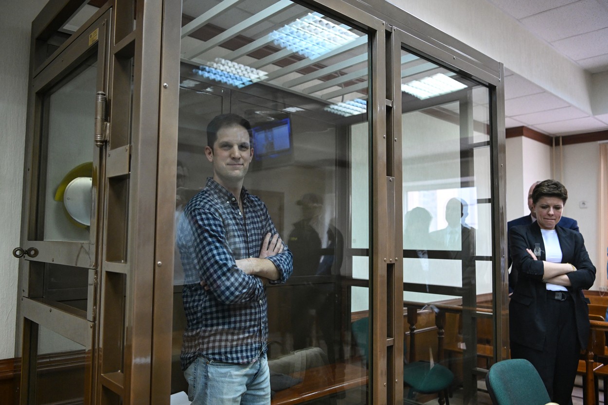 Evan Gershkovich a apărut în fața instanței, la Moscova. Tribunalul a decis ca acesta să rămână închis pe durata procesului