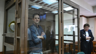 Evan Gershkovich apare în fața instanței, la Moscova, pentru a contesta măsura arestului preventiv pe 18 aprilie 2023.