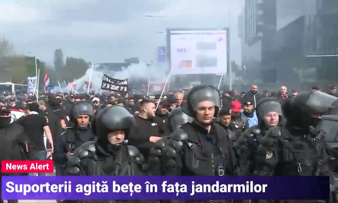 Alertă în București, înaintea meciului Steaua-Dinamo. Suporterii s-au bătut cu bâte și au aruncat cu petarde. Au intervenit jandarmii