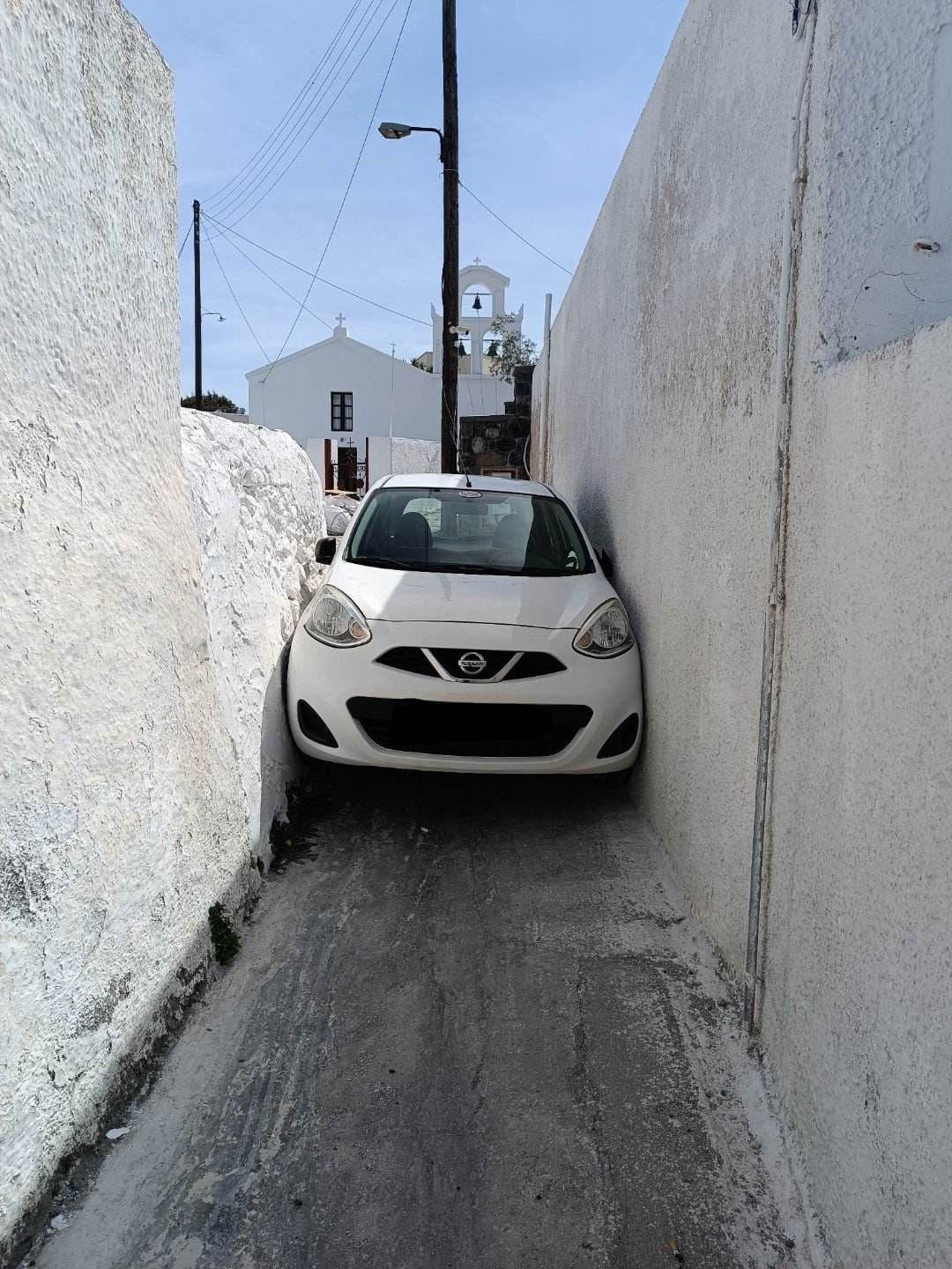 Un turist a rămas blocat cu mașina închiriată pe o străduță îngustă din Santorini