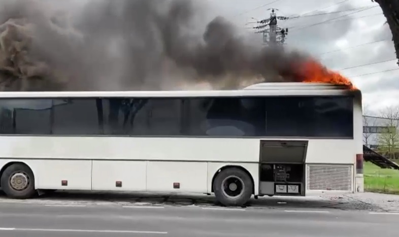 Un autocar cu 40 de oameni care voiau să ajungă la muncă în străinătate a luat foc în Timișoara