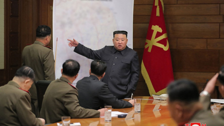 Liderul Coreei de Nord, Kim Jong Un indică spre o hartă într-o întâlnire cu mai mulți lideri ai armatei țării, pe 11 aprilie, la Phenian.