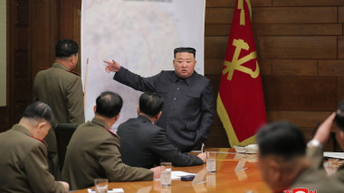 Liderul Coreei de Nord, Kim Jong Un indică spre o hartă într-o întâlnire cu mai mulți lideri ai armatei țării, pe 11 aprilie, la Phenian.