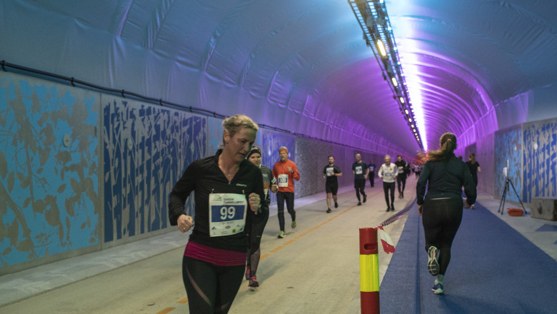 Persoane aleargă prin tunelul pietonal Fyllingsdalstunnelen din Norvegia pe 15 aprilie 2023.