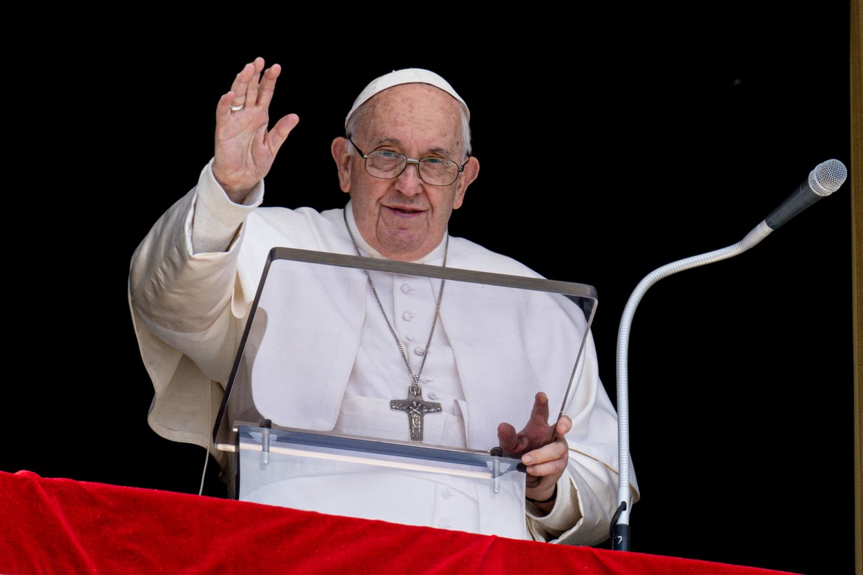 Papa Francisc i-a făcut cadou Regelui Charles bucăți din Sfânta Cruce