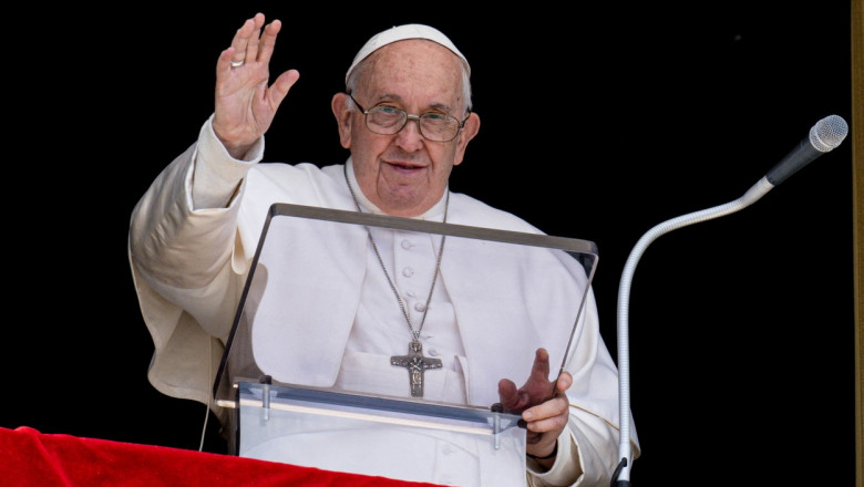 Papa Francisc le face cu mâna de la geam oamenilor din Piața Sfântul Petru din Roma, pe 16 aprilie 2023.