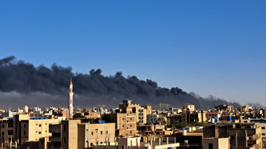 Un nor de fum se ridică deasupra clădirilor din Khartoum, Sudan, în urma luptelor dintre armată și gruparea paramilitară RSF pe 19 aprilie 2023.