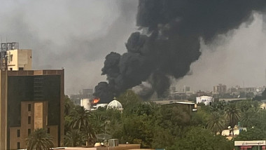 O coloana de fum se ridica peste clădirile rezidențiale din capitala Sudanului pe fondul luptelor dintre armată și o grupare paramilitară pe 16 aprilie 2023.