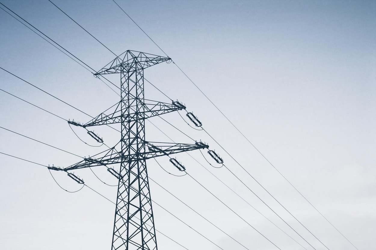 Comisia Europeană cere României să elimine restricţiile la exportul de energie electrică
