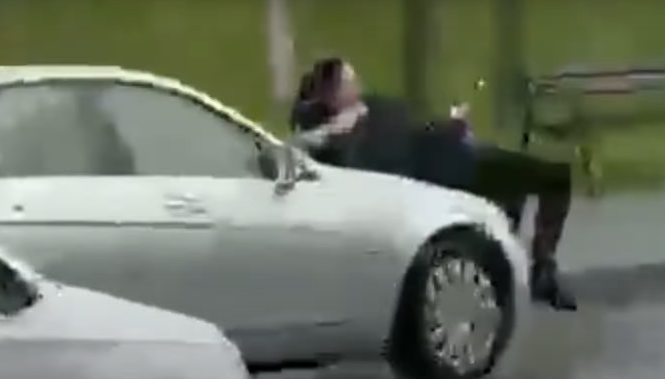 După o ceartă în trafic, o șoferiță ia o femeie pe capotă și o aruncă pe jos, apoi e la un pas să o calce cu mașina