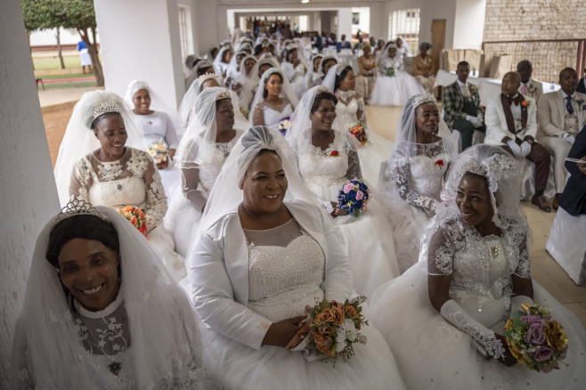 Peste 800 de cupluri s-au căsătorit, duminică, la o biserică din Africa de Sud