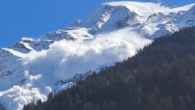O avanalșă în Alpi, în dreptul ghețarului Armancette, din Franța, pe 9 aprilie 2023.