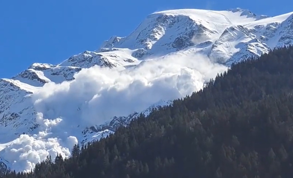 Echipele de salvare au găsit o a cincea persoană moartă după avalanșa din Alpi. Încă un schior este dispărut