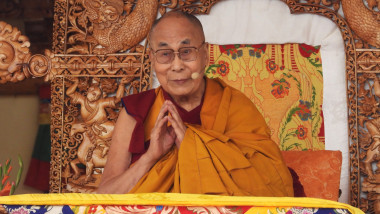 Dalai Lama a fost filmat când sărută un băiețel pe gură și îi spune să îi „sugă limba”