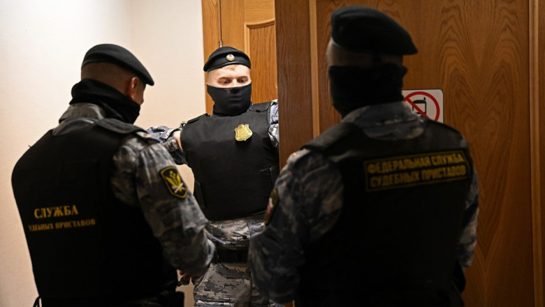 Militari mascați păzesc intrarea într-un tribunal din provincia rusească Tula pe 6 aprilie 2023.