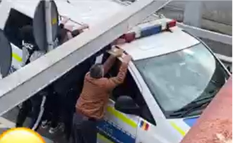 Un poliţist din Vâlcea a fost amendat după ce a rămas blocat cu maşina de serviciu într-un pasaj