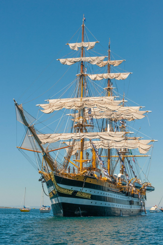 Nava Amerigo Vespucci a Marinei italiene