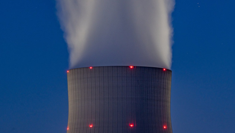 O coloană de fum iese dintr-un turn de răcire al centralei nucleare Isar 2 din Germania, pe 5 aprilie 2023.