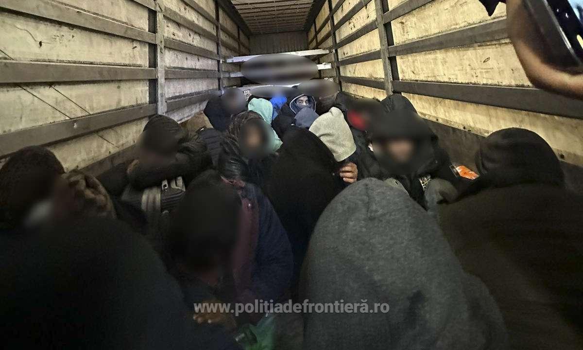 Un șofer turc de TIR transporta în acte profile de aluminiu, dar în realitate avea înghesuiți în remorcă 65 de oameni