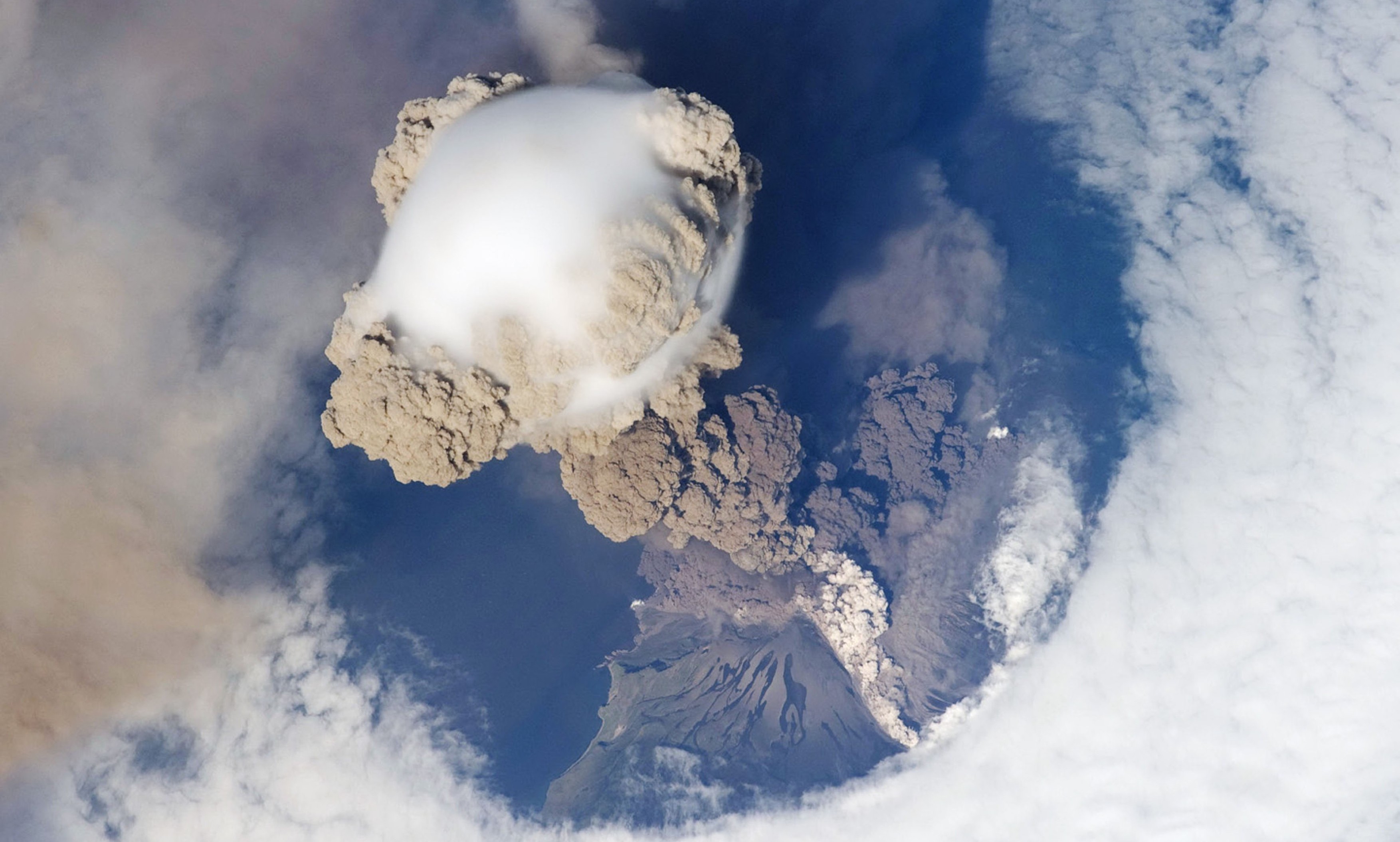 Un vulcan a erupt în Rusia, aruncând cenușă la 20 kilometri înălțime. Cod roşu pentru aviaţie