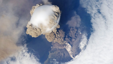 coloane de cenusa de la eruptie vulcan, vazuta din spatiu