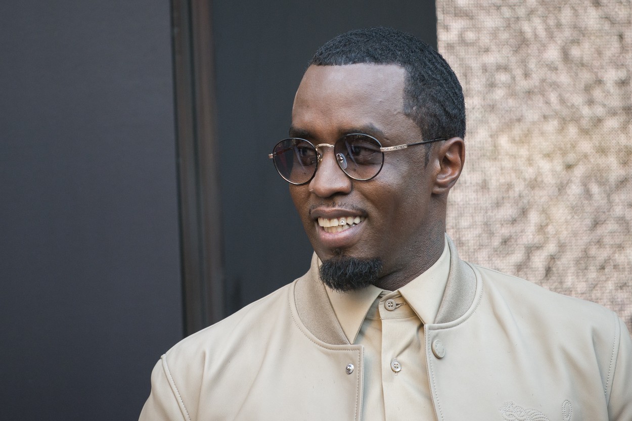 P.Diddy spune că a glumit când a zis că îi plătește 5.000 de dolari pe zi lui Sting: "Se cheamă a fi pus pe șotii"