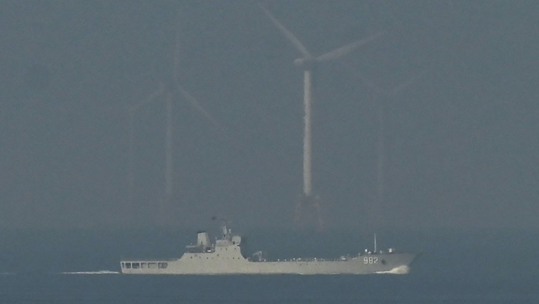 nava militara chineza pe mare, cu eoliene pe fundal