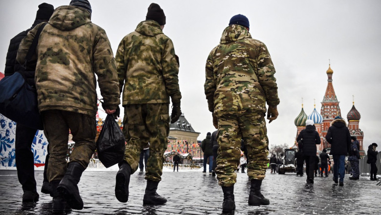 Militari se plimbă în Piața Roșie din Moscova pe 13 februarie 2023.