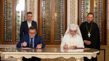 Ministrul Muncii, Marius Budăi semnează un protocol de colaborare cu patrirhul Daniel pe 11 aprilie 2023.