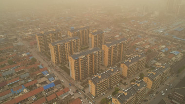 Orașe din China acoperite de nisip