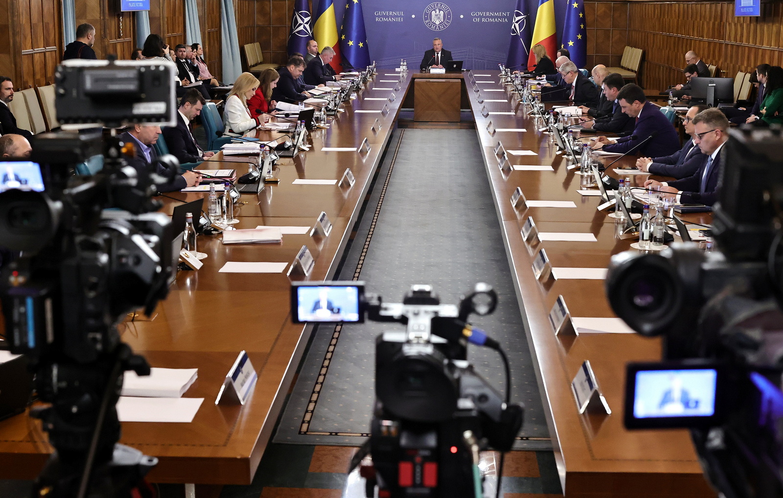 Gaura de la buget. Dăianu: Avem o administrație publică supradimensionată/ Cîțu: Au ajuns cu cuțitul la os și n-au făcut nici reforme