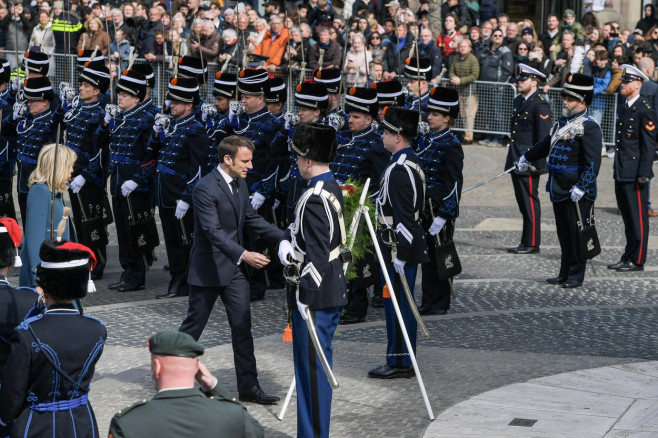 Amsterdam: E. and B. Macron Ceremony of remembrance