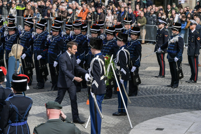 Amsterdam: E. and B. Macron Ceremony of remembrance