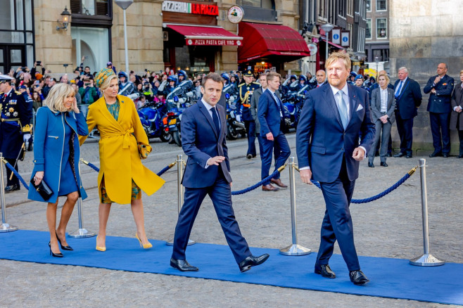 Accueil officiel du Président Emmanuel Macron et de Brigitte Macron par le Roi Willem-Alexander et la Reine Máxima des Pays-Bas au palais royal à Amsterdam
