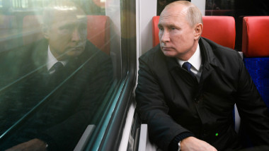 Putin în tren privește îngândurat