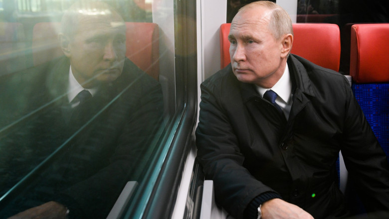 Putin în tren privește îngândurat