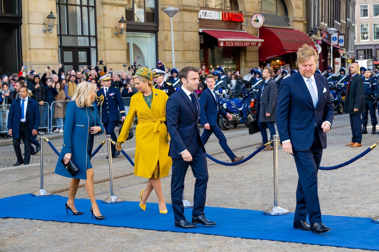 Cum au fost întâmpinați Emmanuel și Brigitte Macron la Amsterdam de regele Willem-Alexander şi regina Maxima