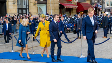 Emmanuel și Brigitte Macron, întâmpinați la Amsterdan de regele Willem-Alexander şi soţia lui, Maxima