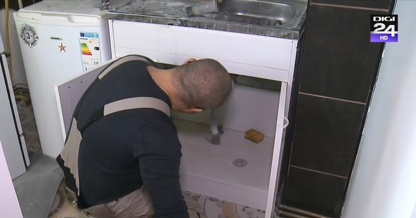 Instalatorii, tot mai puțini, mai ocupați și mai scumpi. „Am învățat de la vechea gardă. Din păcate, nu se mai fac asemenea școli”