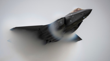 Avion F-35 sparge bariera sunetului, într-un zbor la mare viteză